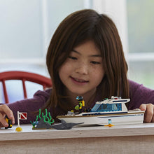 Load image into Gallery viewer, LEGO City Great Vehicles Diving Yacht 60221 Building Kit (148 Pieces)