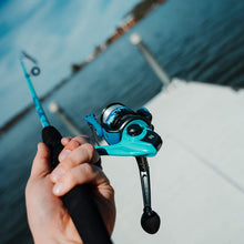Load image into Gallery viewer, Zebco Splash Spinning Reel and Fishing Rod Combo, 6-Foot 2-Piece Fishing Pole, Size 20 Reel, Changeable Right- or Left-Hand Retrieve, Pre-Spooled with 8-Pound Zebco Line, Blue