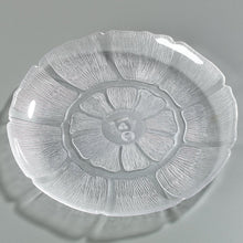 Load image into Gallery viewer, Carlisle 695607 Petal Mist Polycarbonate Crystal Plate, 8.88&quot; Diameter, Clear (Case of 36)