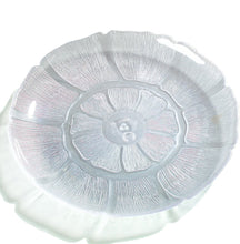 Load image into Gallery viewer, Carlisle 695607 Petal Mist Polycarbonate Crystal Plate, 8.88&quot; Diameter, Clear (Case of 36)