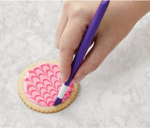 Load image into Gallery viewer, Wilton 409-7722 Cookie Flooding Decorating Kit