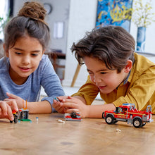 Load image into Gallery viewer, LEGO City Fire Chief Response Truck 60231 Building Kit (201 Pieces)