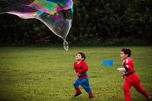 Load image into Gallery viewer, WOWMAZING Giant Bubble Powder Kit: Include Large Bubble Wand and 3 Packet of Big Bubble Powder (Makes 3 Gallons) - Outdoor Toy for Kids, Boys, Girls - Powder Made in USA