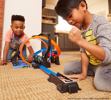 Load image into Gallery viewer, Hot Wheels Corkscrew Crash Track Set