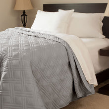 Load image into Gallery viewer, Lavish Home Solid Color Bed Quilt