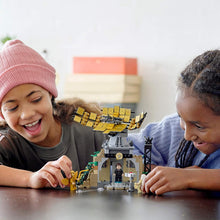Load image into Gallery viewer, LEGO DC Wonder Woman vs Cheetah 76157 with Wonder Woman (Diana Prince), the Cheetah (Barbara Minerva) and Max; Action Figure LEGO Toy for Kids Aged 8 and up, New 2020 (371 Pieces)
