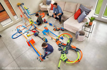 Load image into Gallery viewer, Hot Wheels Colossal Crash Track Set