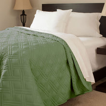 Load image into Gallery viewer, Lavish Home Solid Color Bed Quilt