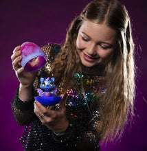 Load image into Gallery viewer, HATCHIMALS, Glow Up, 3-Inch Magic Dusk Collectible Figure with Glow-in-the-Dark Wings (Style May Vary)