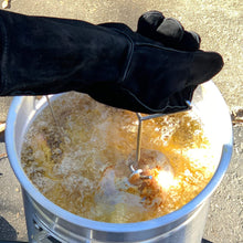 Load image into Gallery viewer, Bayou Classic 3025 30Qt Turkey Fryer Pot, 32 Quart, Silver