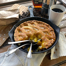 Load image into Gallery viewer, Bayou Classic 7431 Cast Iron Skillet, 10&quot;